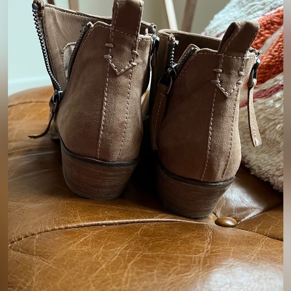 DV8 Chyro Zip Bootie | Size 9 - Picture 3 of 4